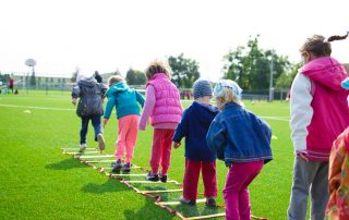 Kinder beim Spielen auf Rasen
