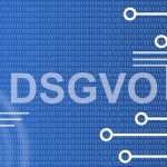 Schriftzug DSGVO vor blauem Hintergrund aus 0 und 1