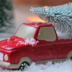 Weihnachtsbaum auf Spielzeugauto
