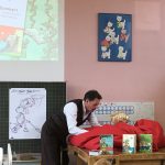 Kai Pannen, Kinderbuchautor, liest in der Grundschule Dertingen aus seinem Buch Zombert und zeigt Zombert-Puppe